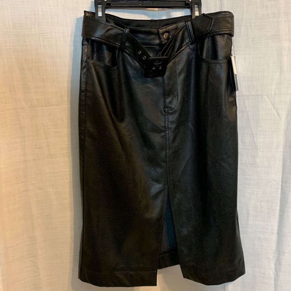 Beua Tilley size medium faux leather skirt, elastic waist band and belt. NEW